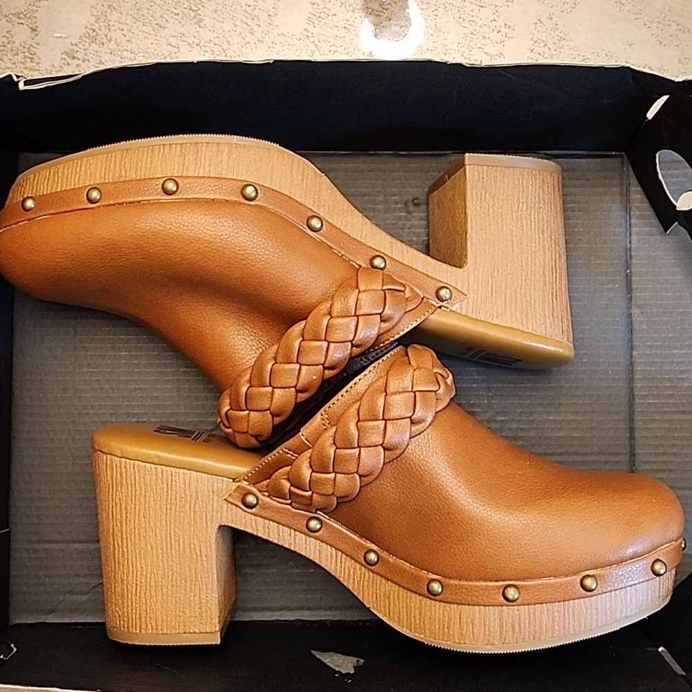 Tan clogs new